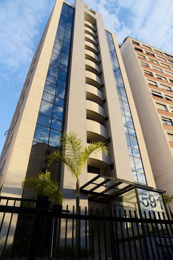 Fachada do Centro Empresarial Turiassu, prédio espelhado na Rua Turiassú, 591