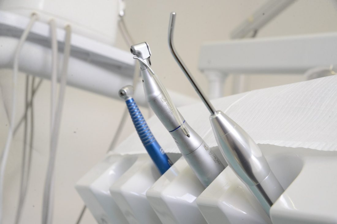 Canetas e instrumentos odontológicos no suporte do equipamento